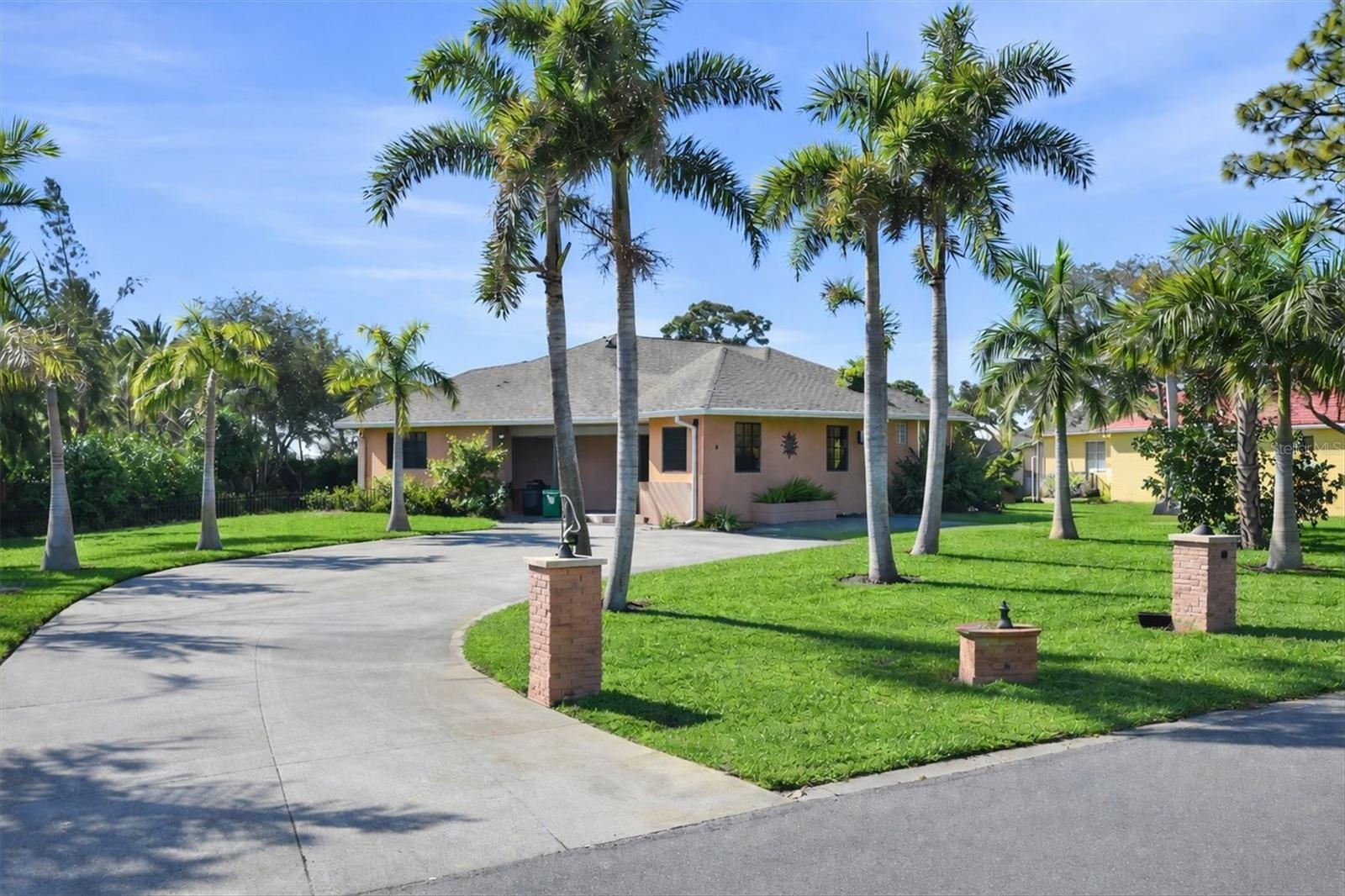 Single Family Residence in ENGLEWOOD, FL - Daniel Dourado