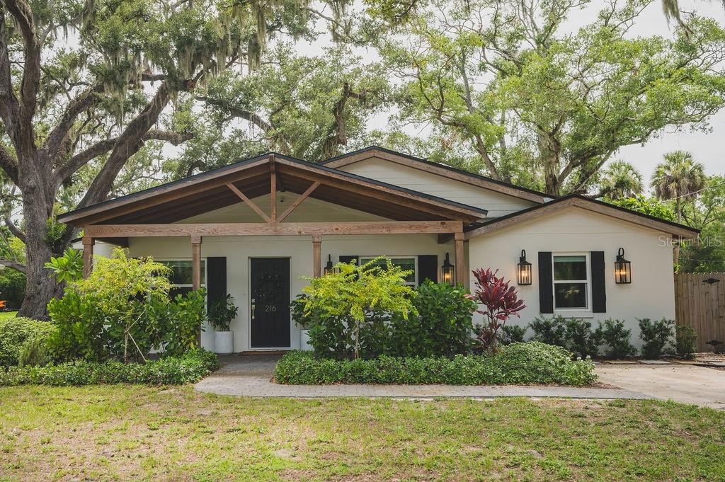 Single Family Residence in BRADENTON, FL - Daniel Dourado
