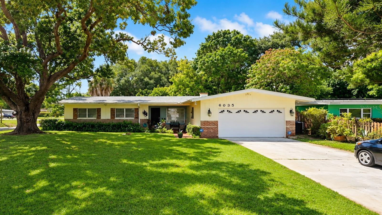 Single Family Residence in ST PETERSBURG, FL - Daniel Dourado