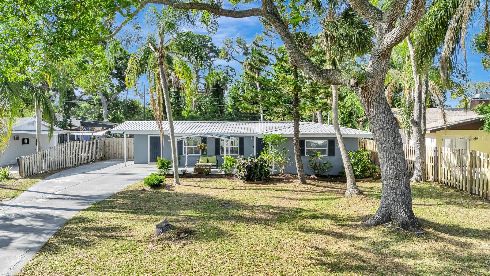Single Family Residence in BRADENTON, FL - Daniel Dourado
