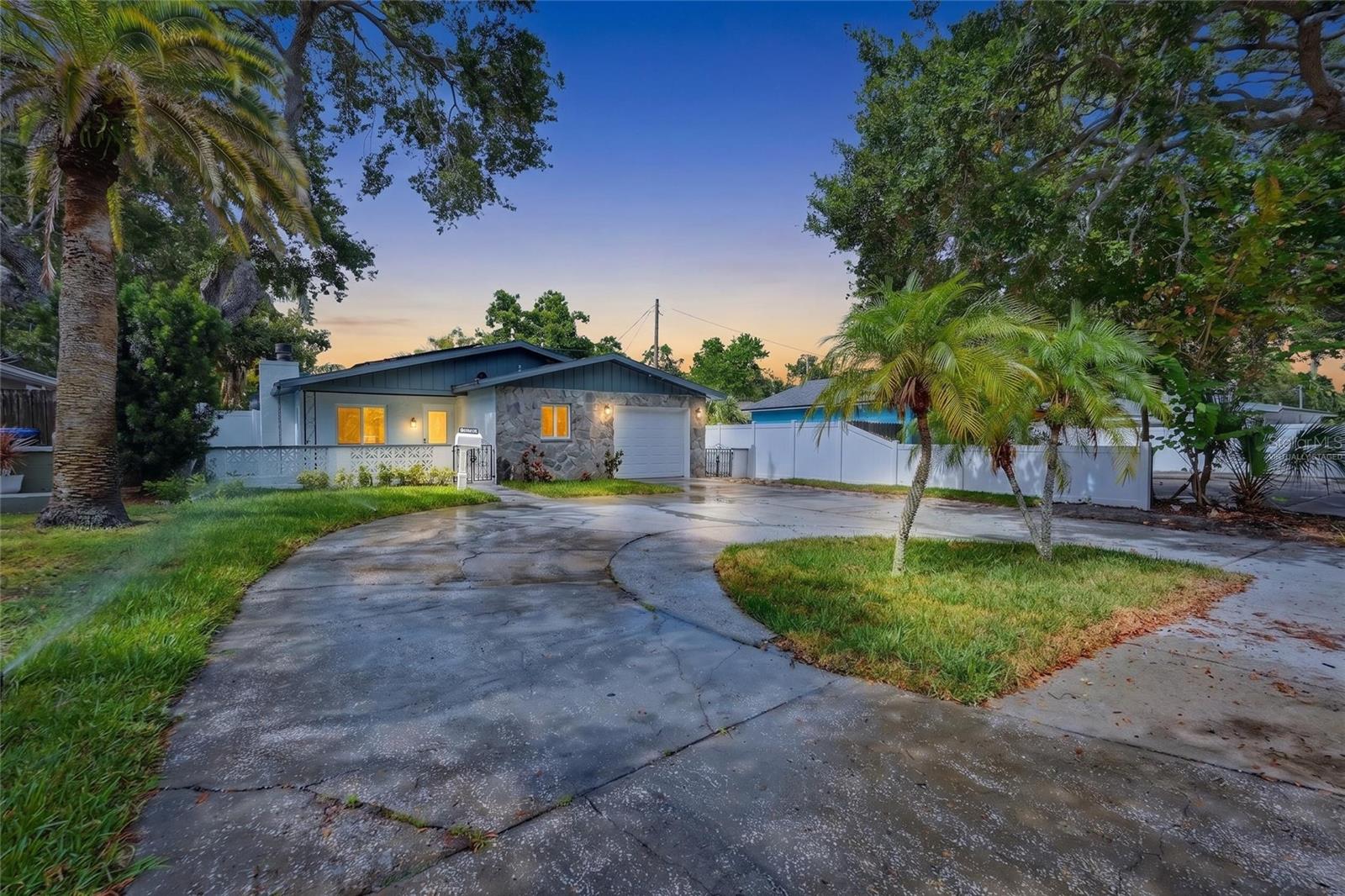Single Family Residence in ST PETERSBURG, FL - Daniel Dourado