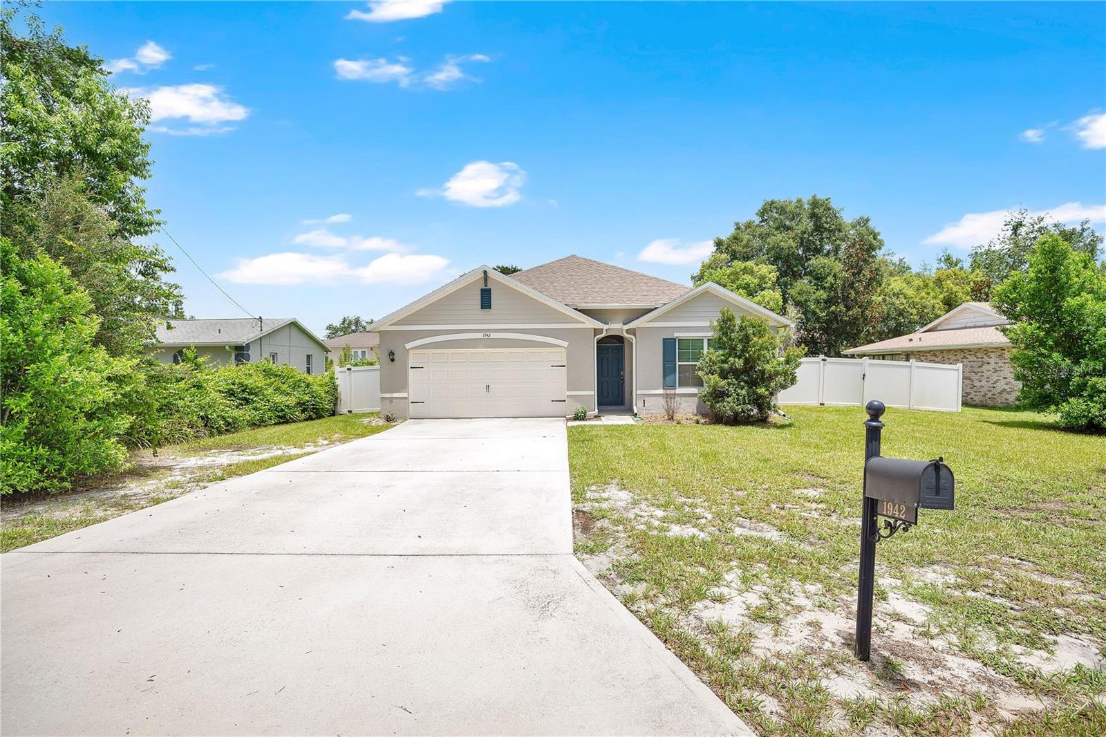Single Family Residence in DELTONA, FL - Daniel Dourado