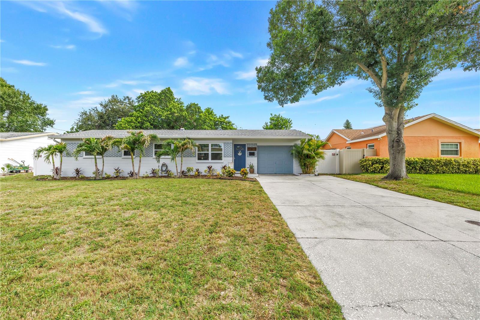 Single Family Residence in ST PETERSBURG, FL - Daniel Dourado