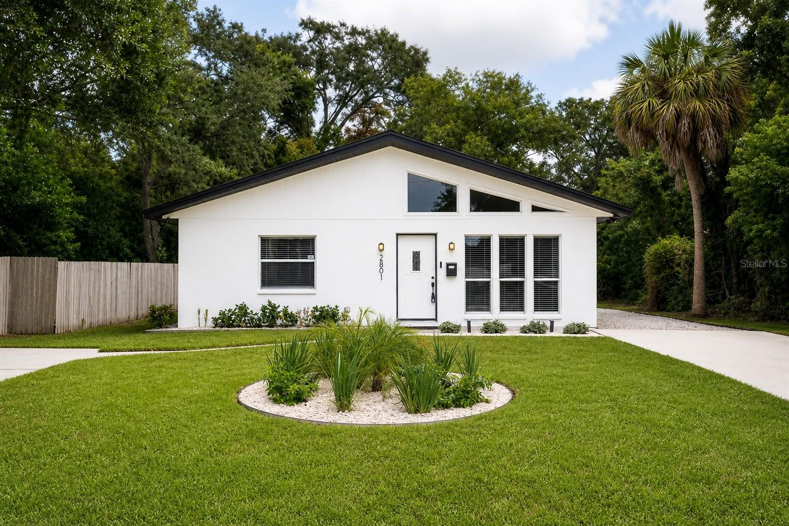Single Family Residence in ST PETERSBURG, FL - Daniel Dourado
