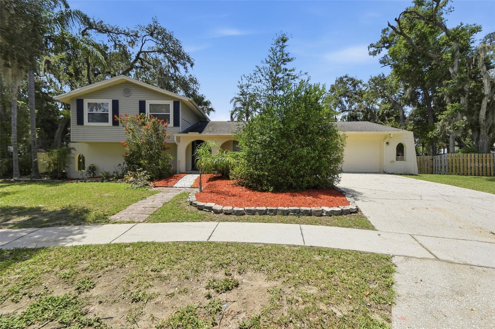 Single Family Residence in VALRICO, FL - Daniel Dourado