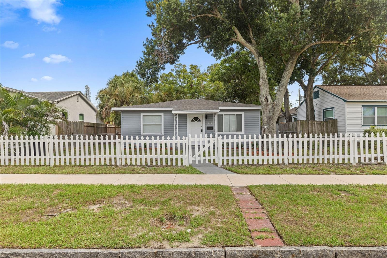 Single Family Residence in ST PETERSBURG, FL - Daniel Dourado