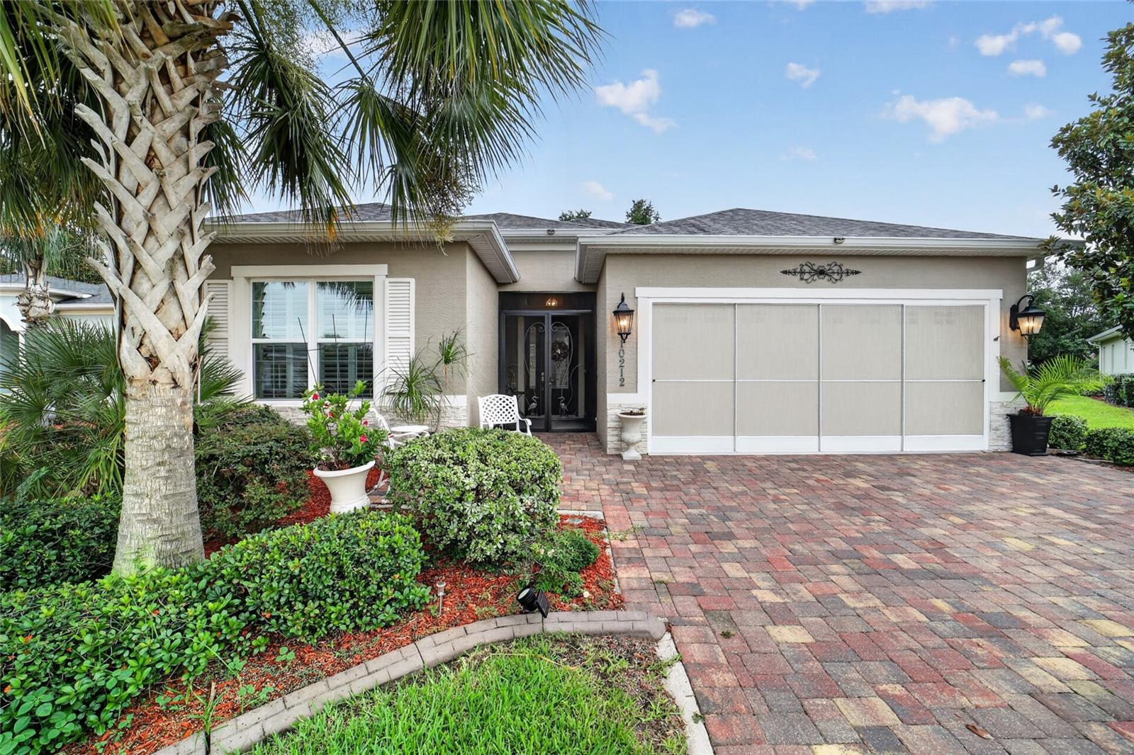 Single Family Residence in OXFORD, FL - Daniel Dourado
