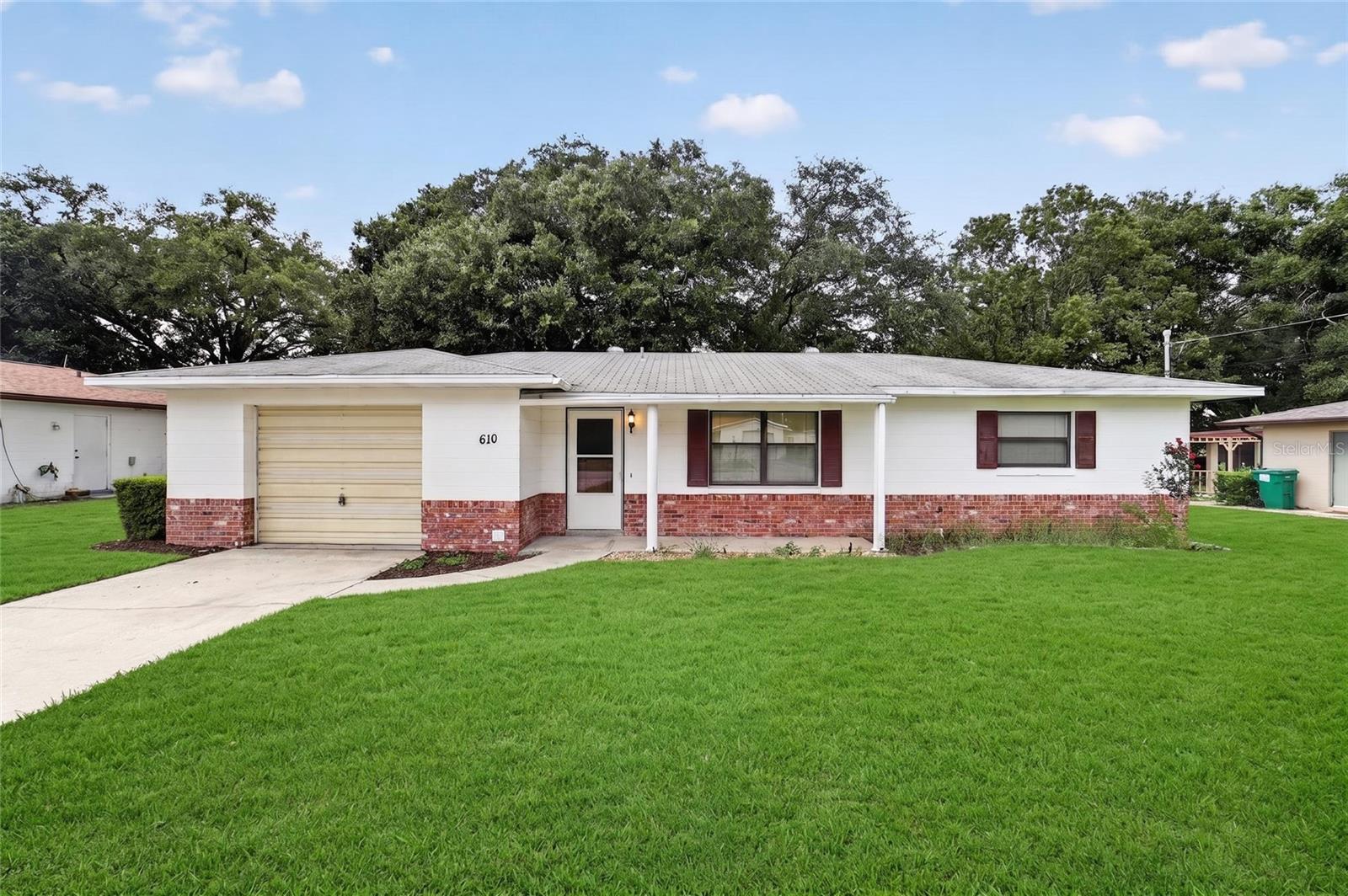 Single Family Residence in LADY LAKE, FL - Daniel Dourado