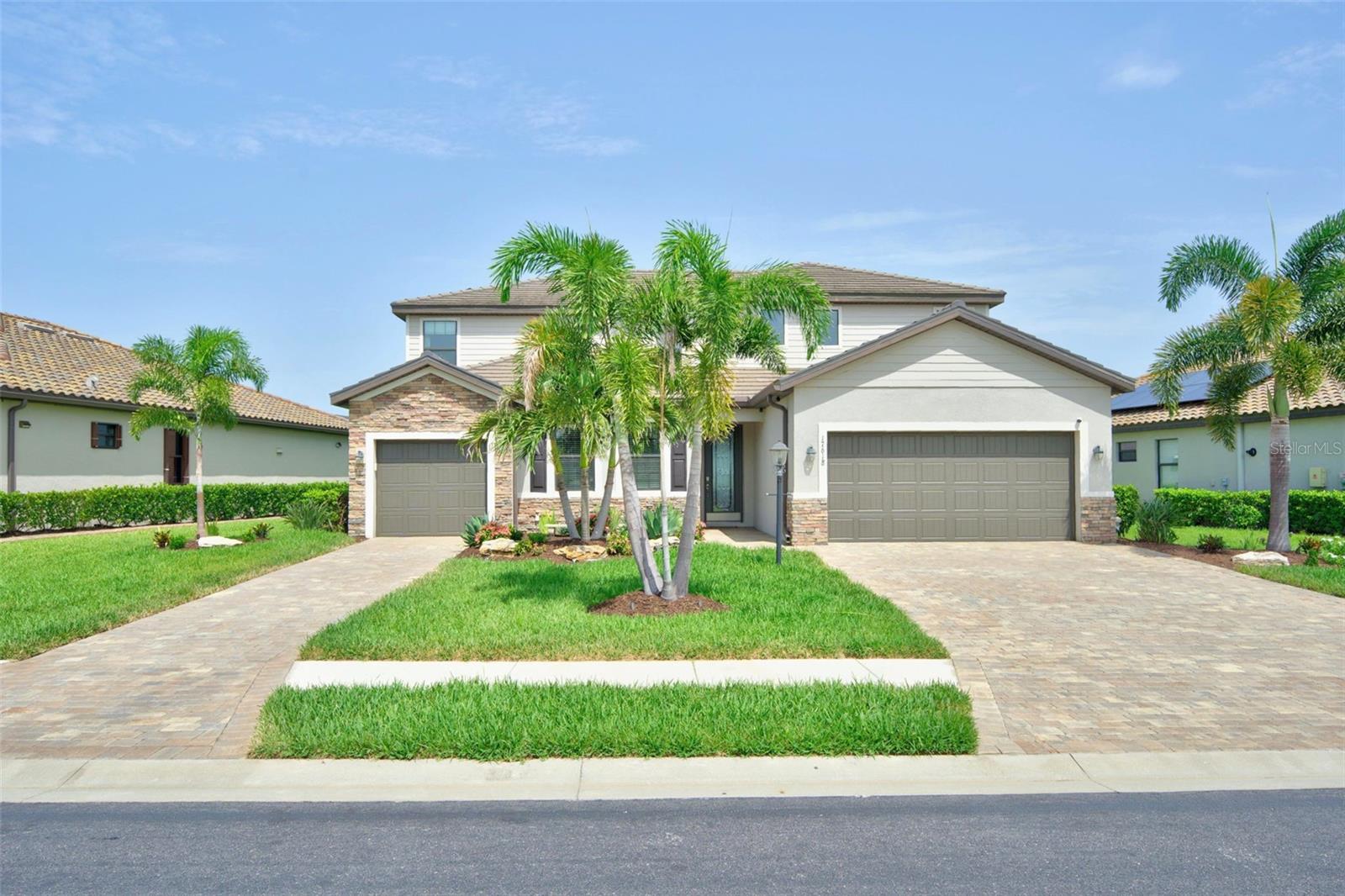 Single Family Residence in BRADENTON, FL - Daniel Dourado