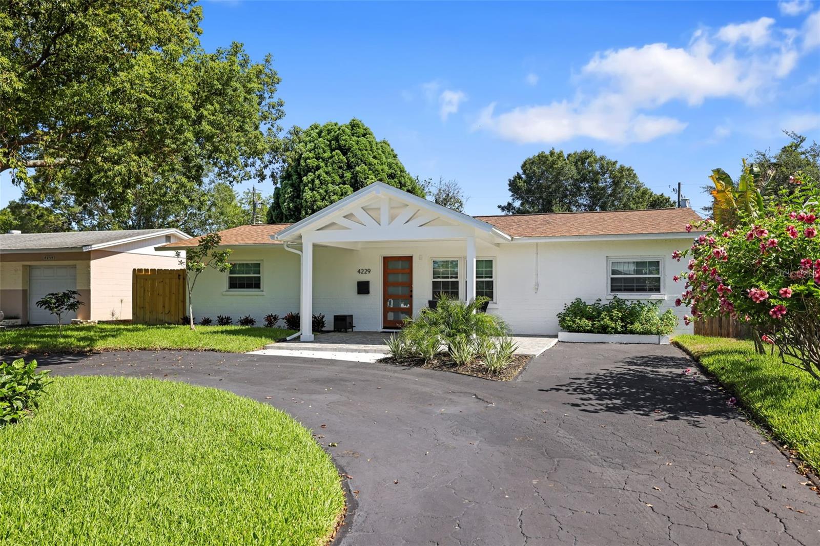 Single Family Residence in ST PETERSBURG, FL - Daniel Dourado