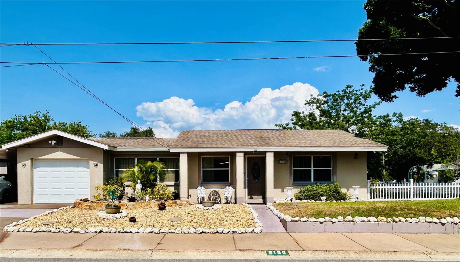 Single Family Residence in ST PETERSBURG, FL - Daniel Dourado