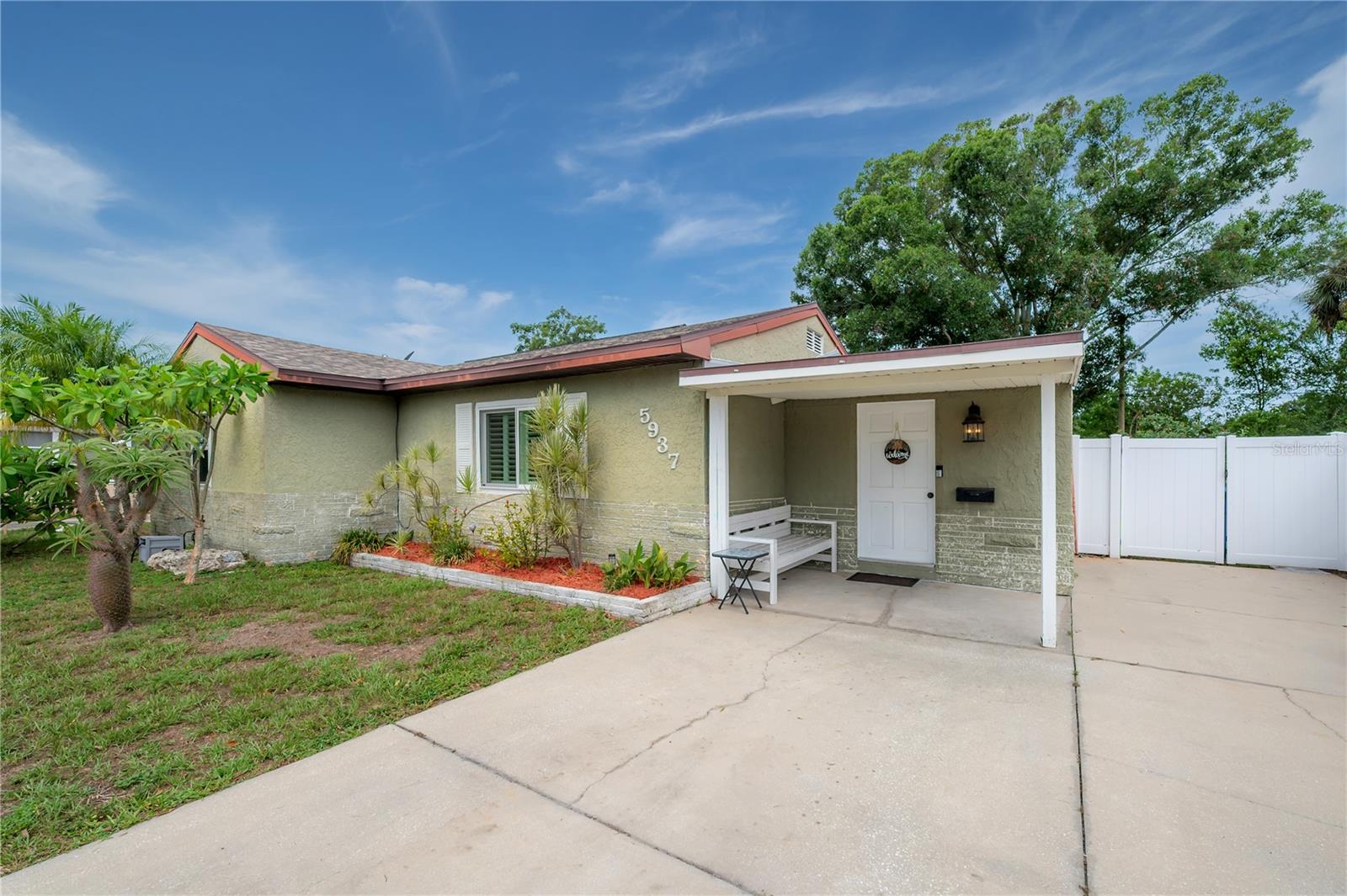 Single Family Residence in ST PETERSBURG, FL - Daniel Dourado