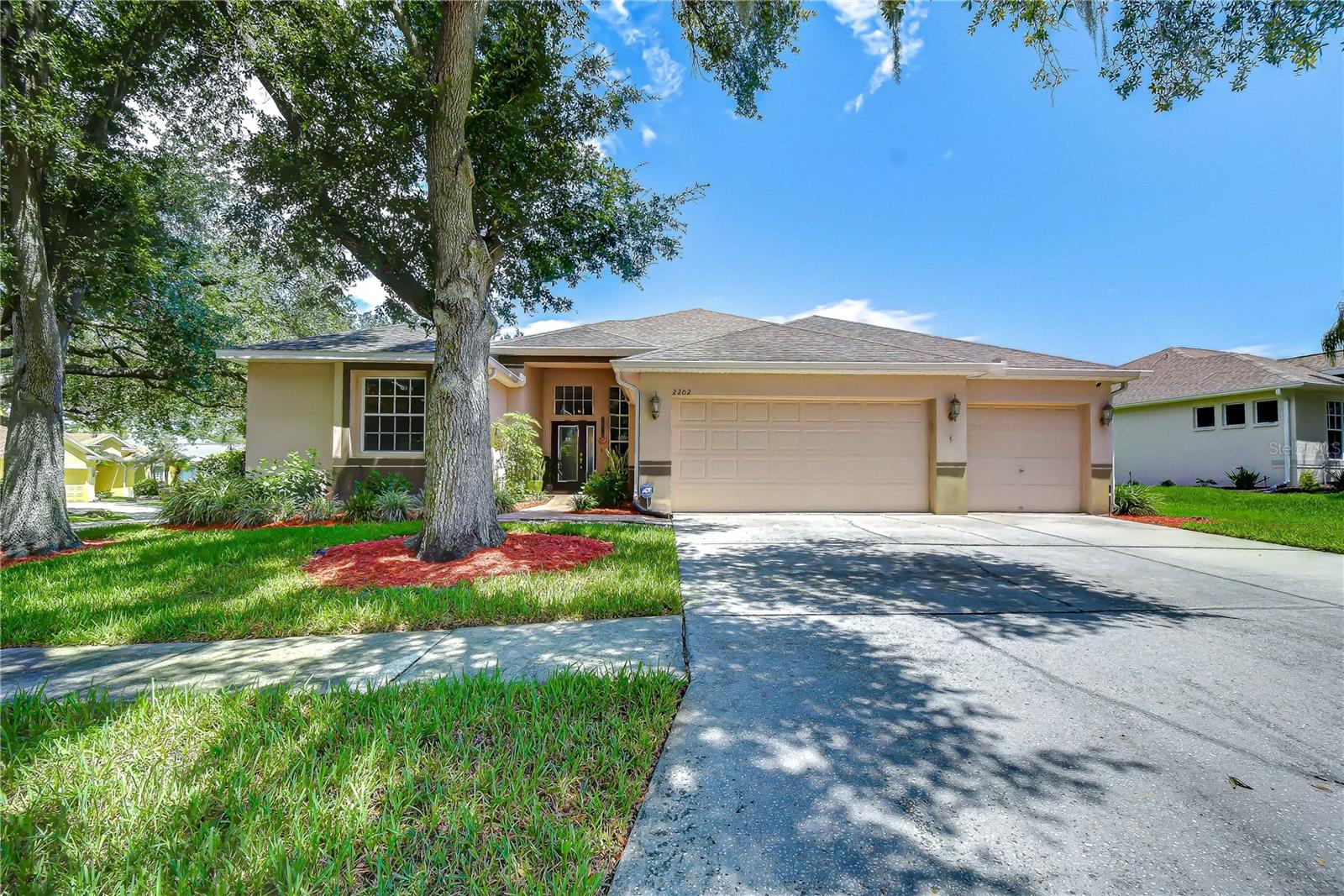 Single Family Residence in VALRICO, FL - Daniel Dourado