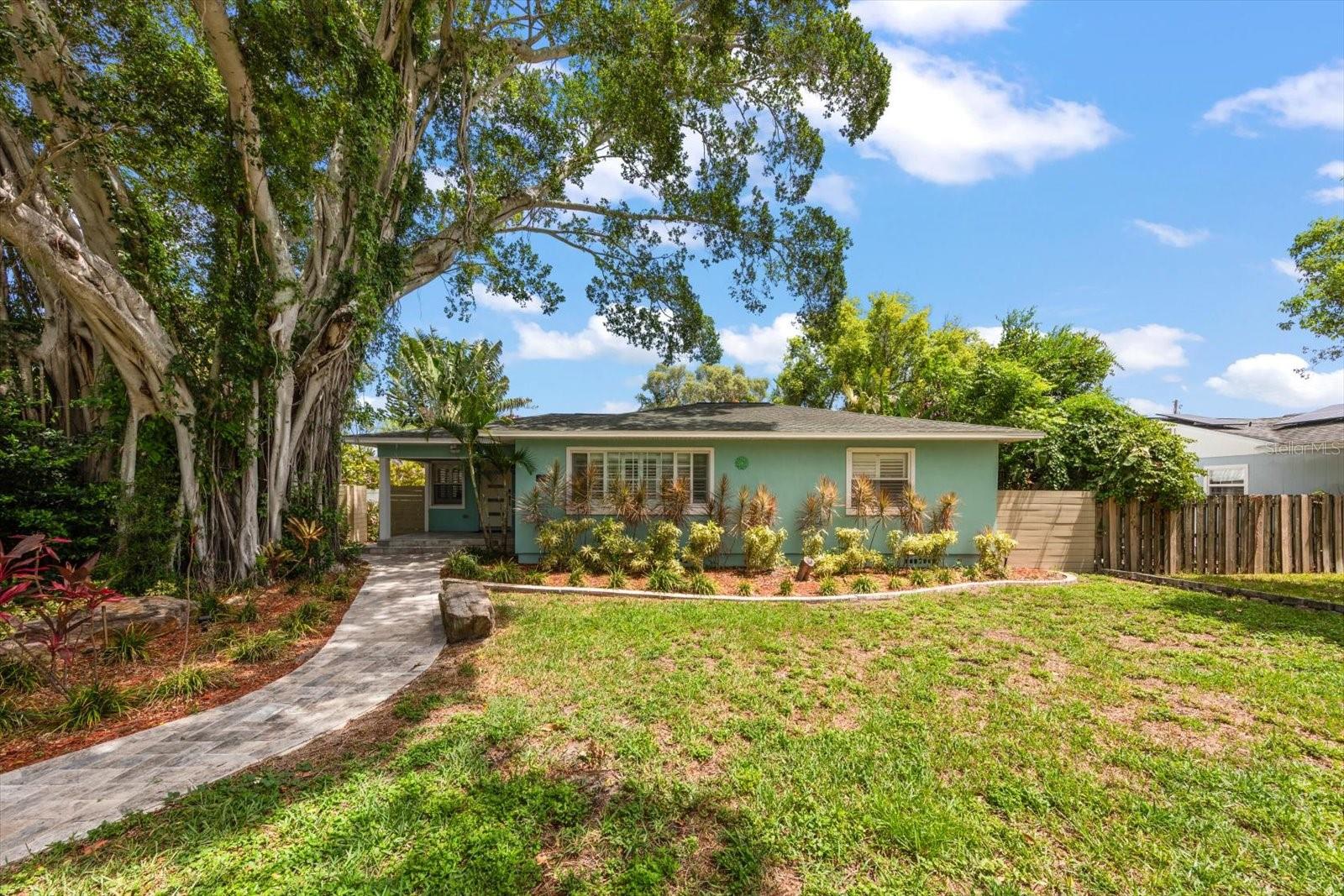 Single Family Residence in ST PETERSBURG, FL - Daniel Dourado