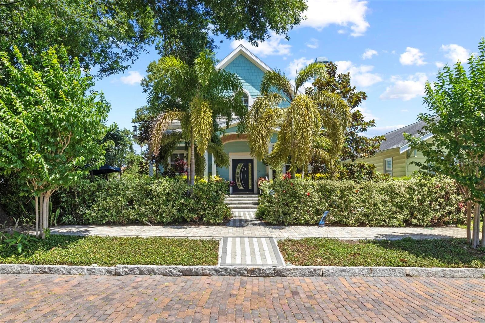 Single Family Residence in ST PETERSBURG, FL - Daniel Dourado