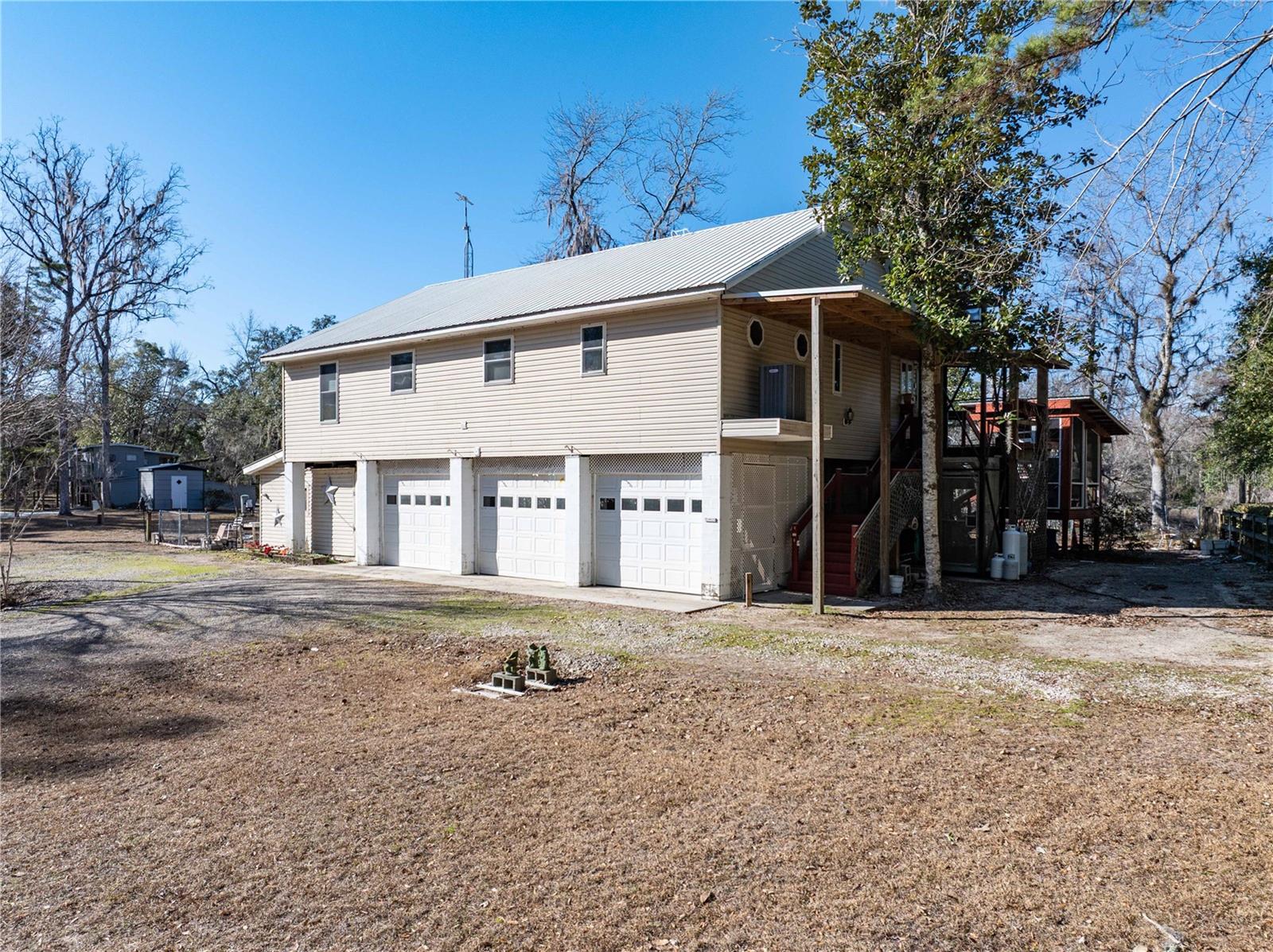Single Family Residence em BRANFORD, FL - Daniel Dourado