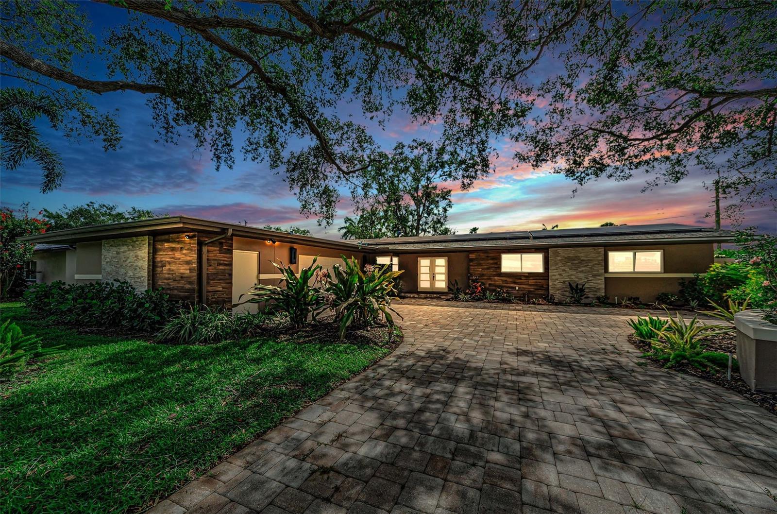 Single Family Residence in ST PETERSBURG, FL - Daniel Dourado