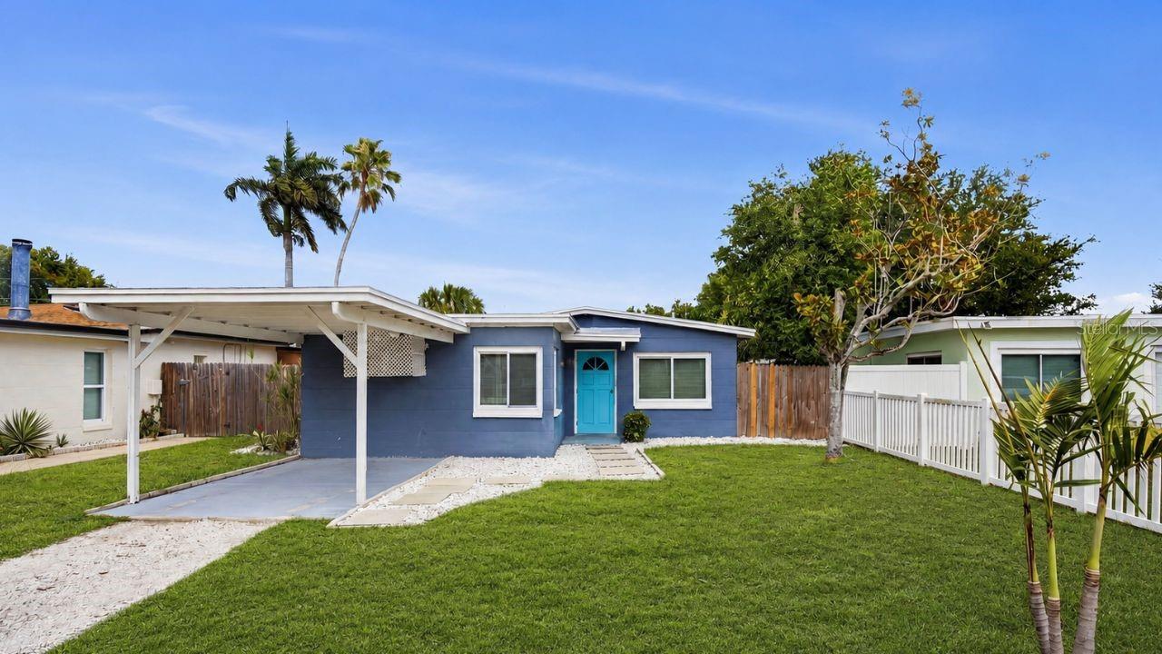 Single Family Residence in ST PETERSBURG, FL - Daniel Dourado