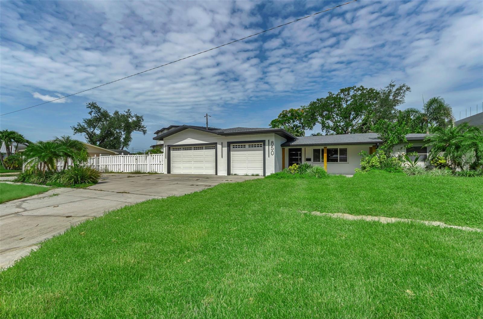 Single Family Residence in ST PETERSBURG, FL - Daniel Dourado