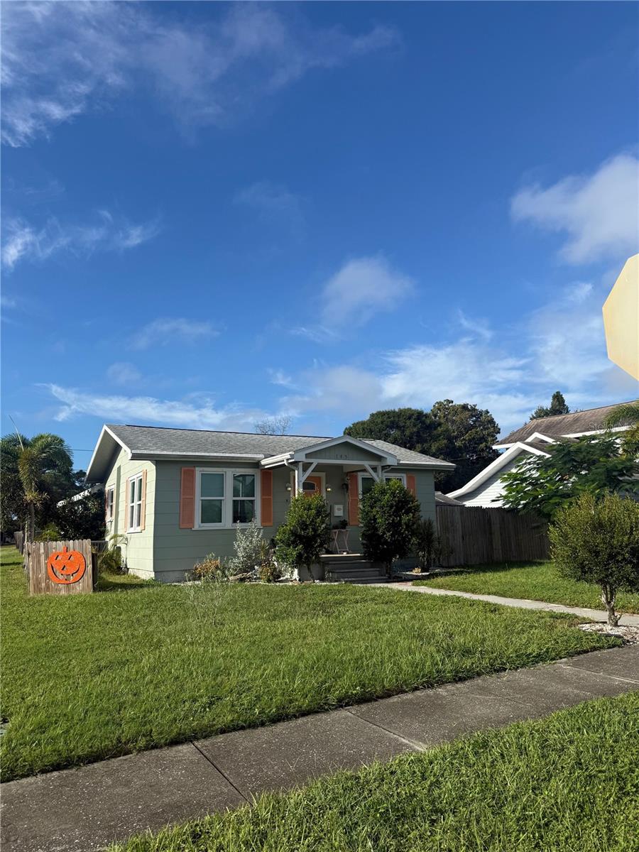 Single Family Residence in ST PETERSBURG, FL - Daniel Dourado