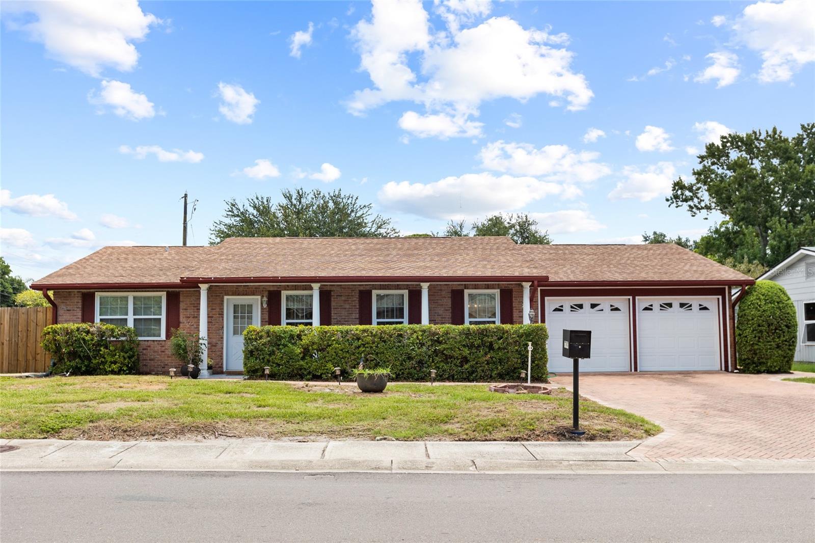 Single Family Residence in SEMINOLE, FL - Daniel Dourado
