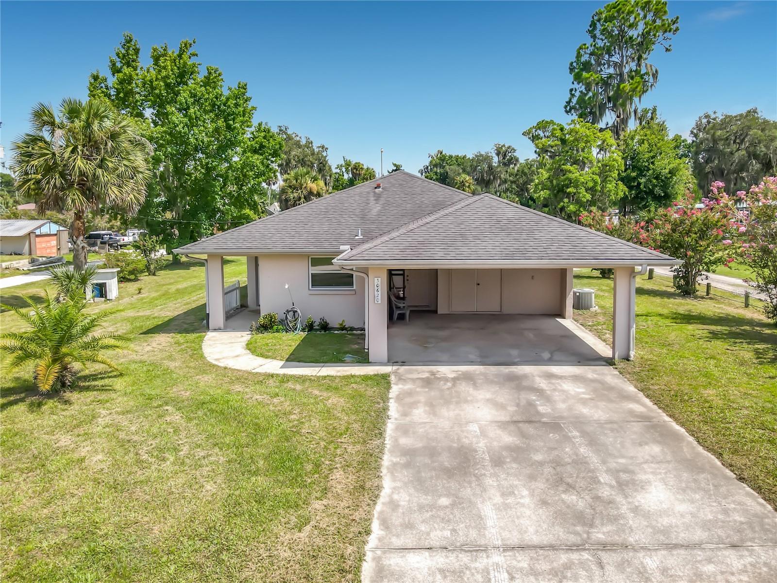 Single Family Residence em FORT MC COY, FL - Daniel Dourado