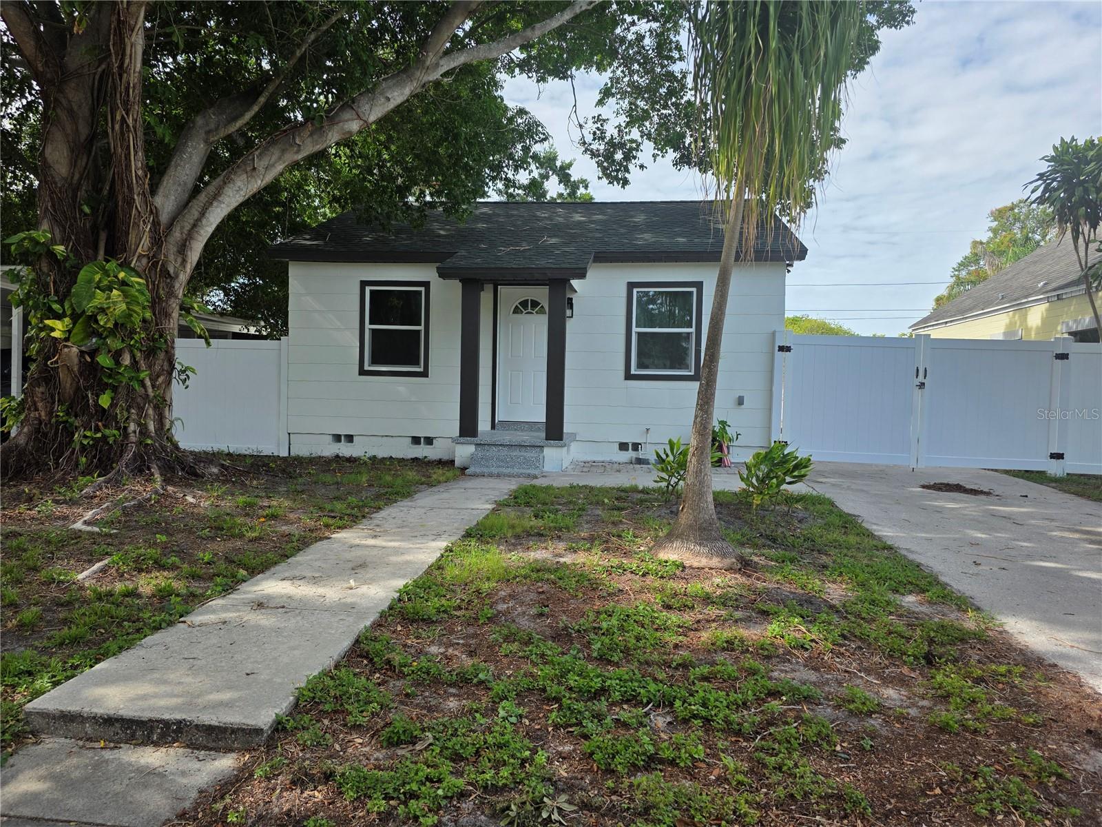Single Family Residence in ST PETERSBURG, FL - Daniel Dourado