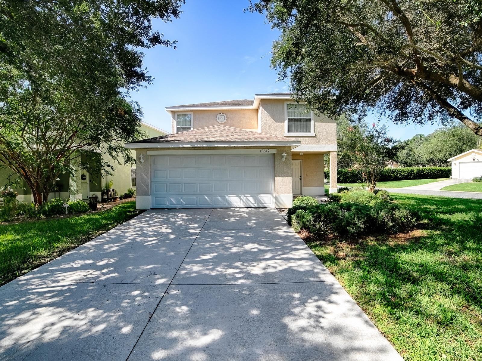 Single Family Residence in OXFORD, FL - Daniel Dourado