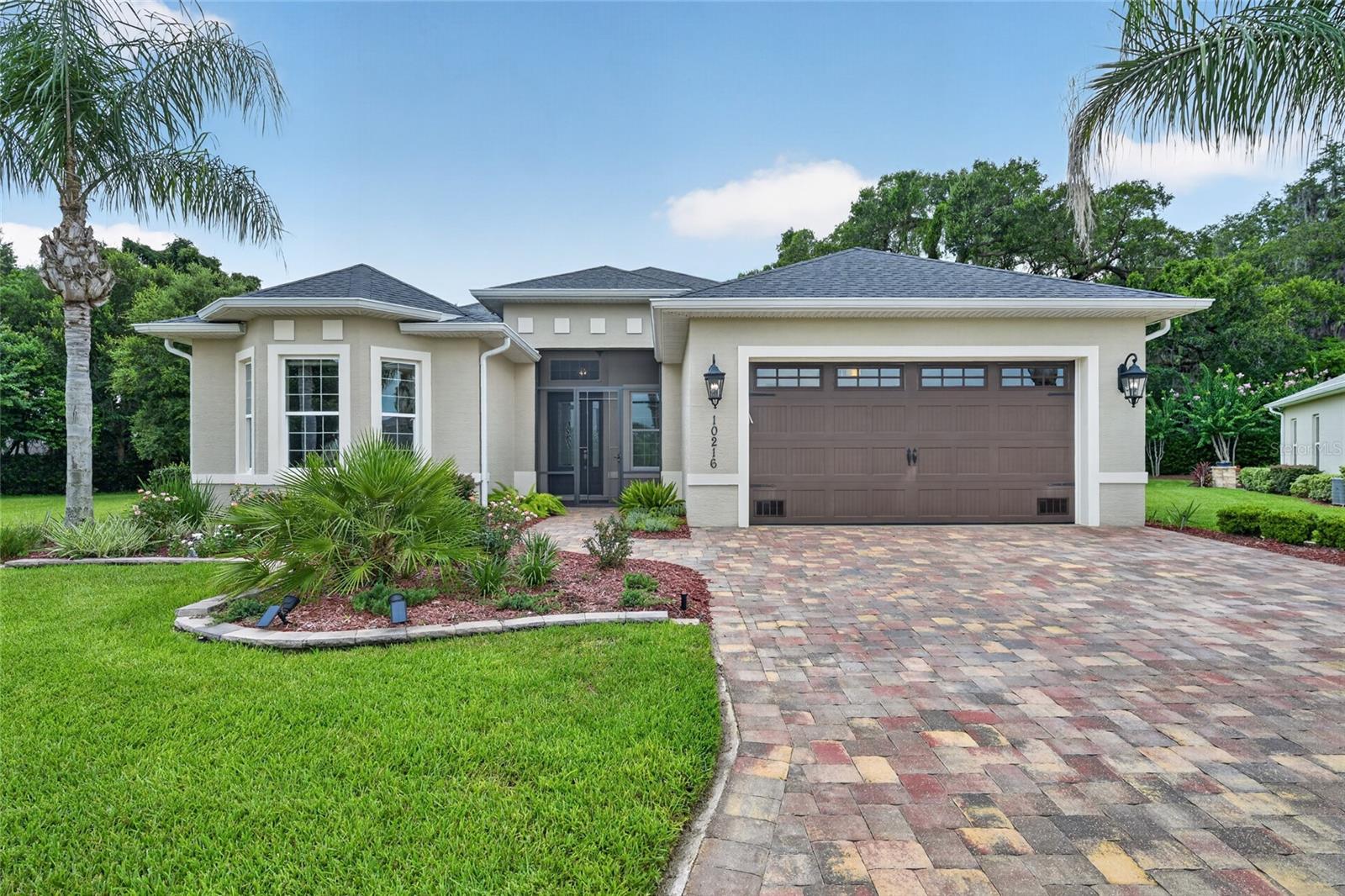 Single Family Residence in OXFORD, FL - Daniel Dourado