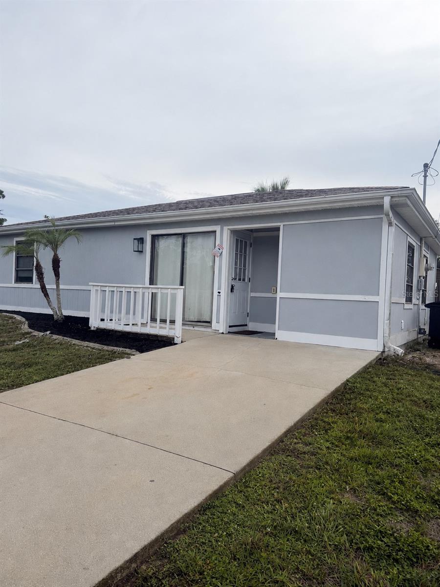Single Family Residence in ENGLEWOOD, FL - Daniel Dourado