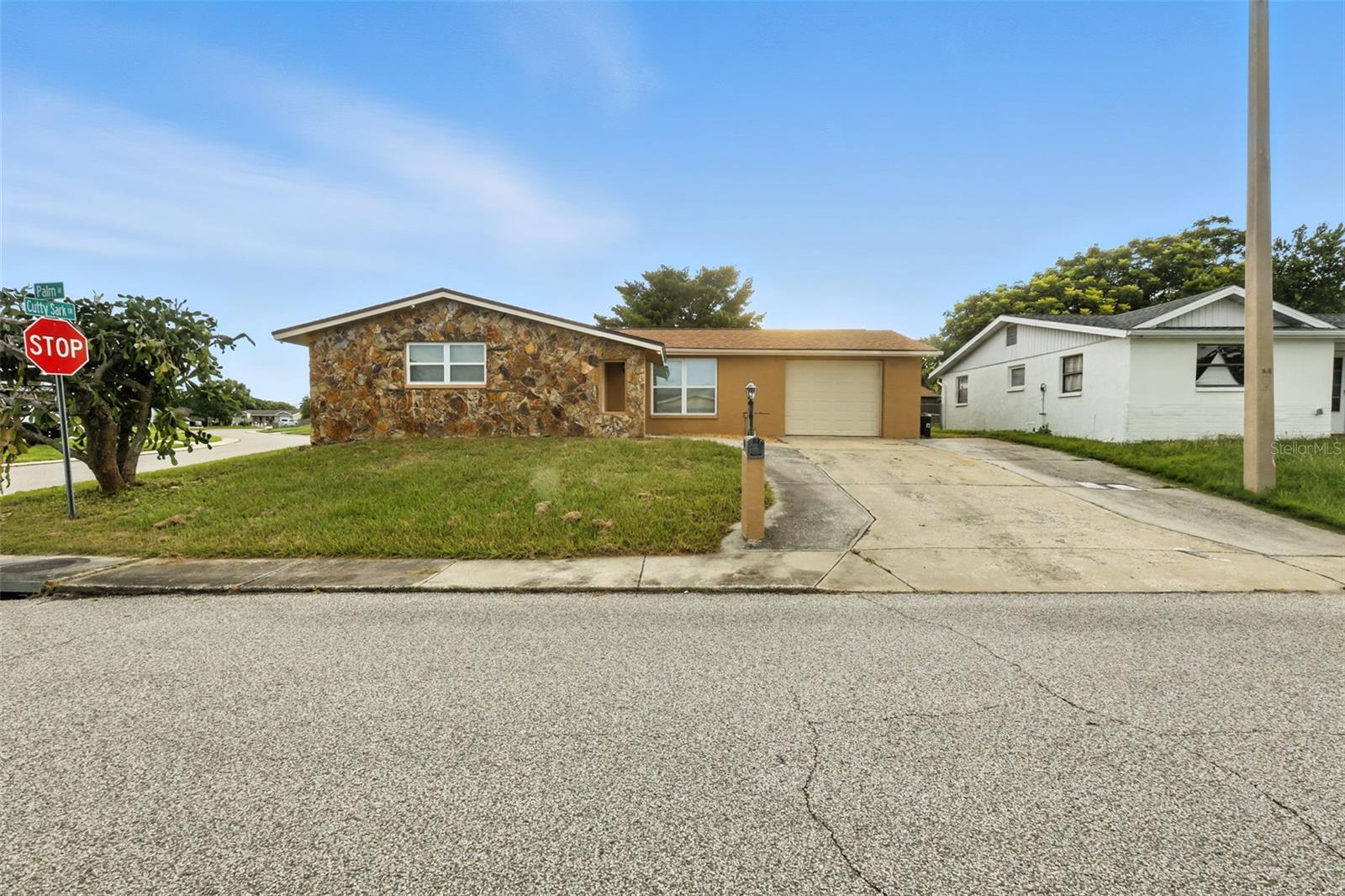 Single Family Residence in PORT RICHEY, FL - Daniel Dourado
