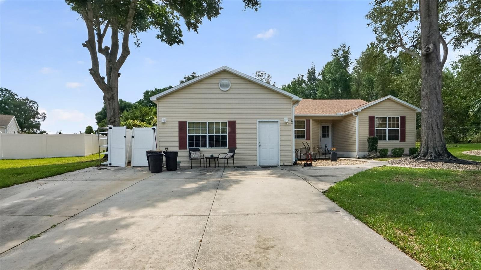 Single Family Residence in LADY LAKE, FL - Daniel Dourado
