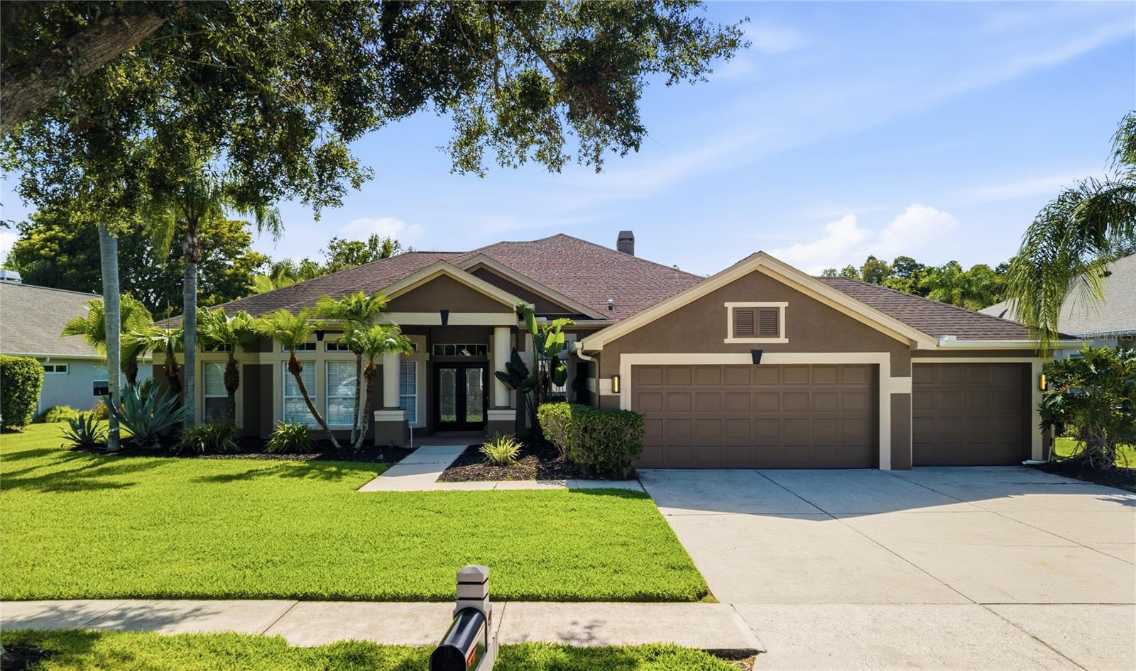 Single Family Residence in LUTZ, FL - Daniel Dourado