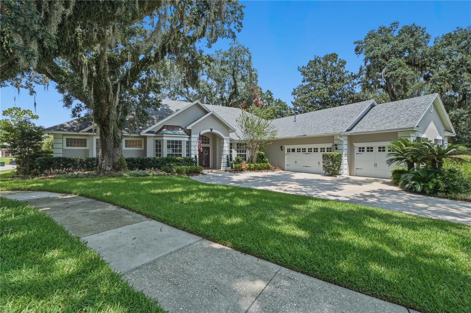 Single Family Residence in OVIEDO, FL - Daniel Dourado