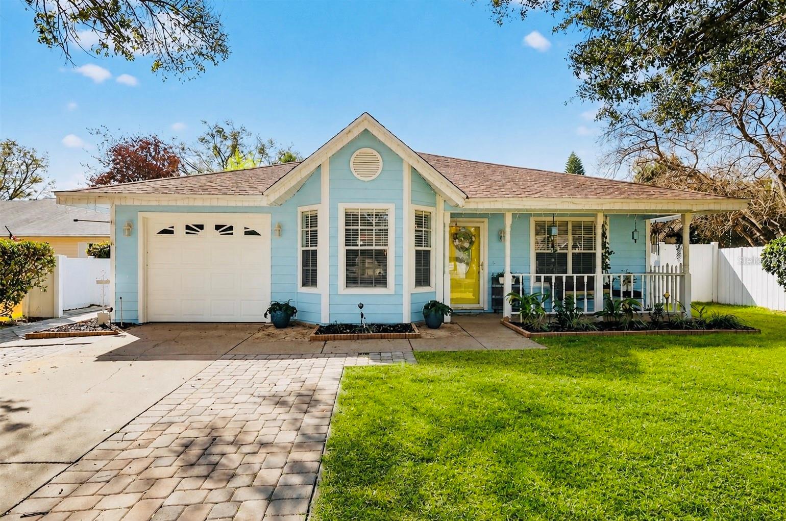 Single Family Residence in MOUNT DORA, FL - Daniel Dourado