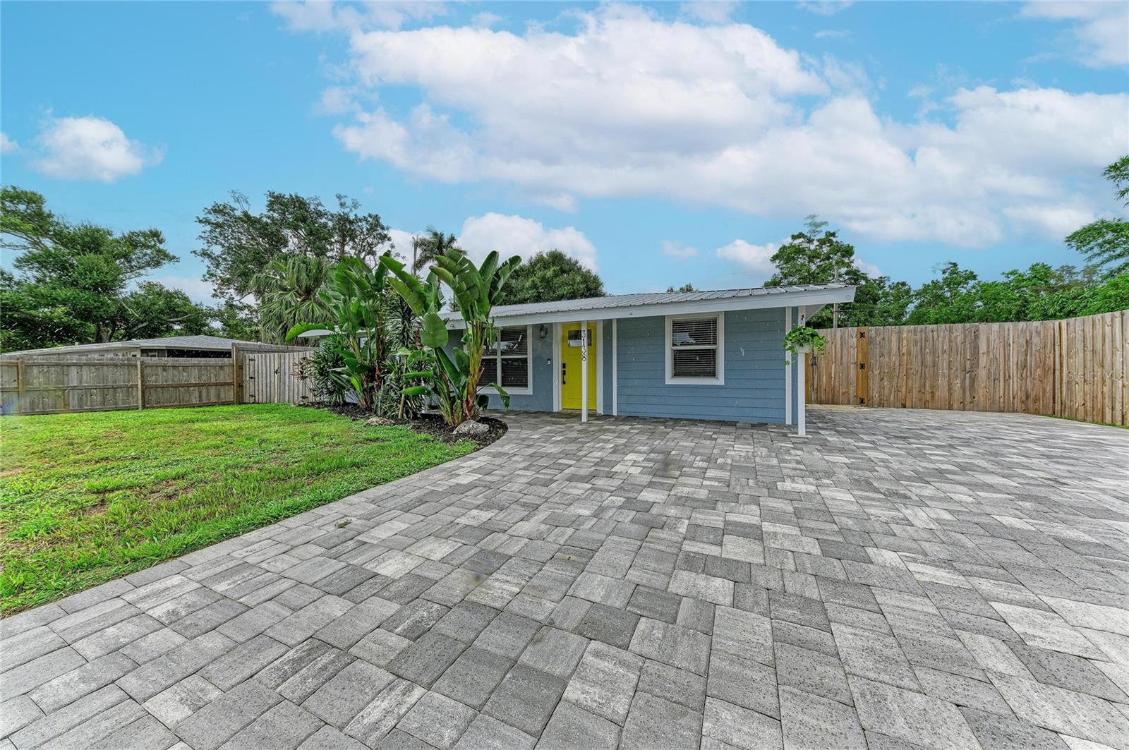 Single Family Residence in SARASOTA, FL - Daniel Dourado