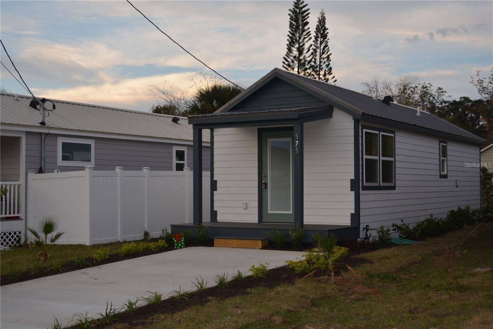 Single Family Residence in OVIEDO, FL - Daniel Dourado