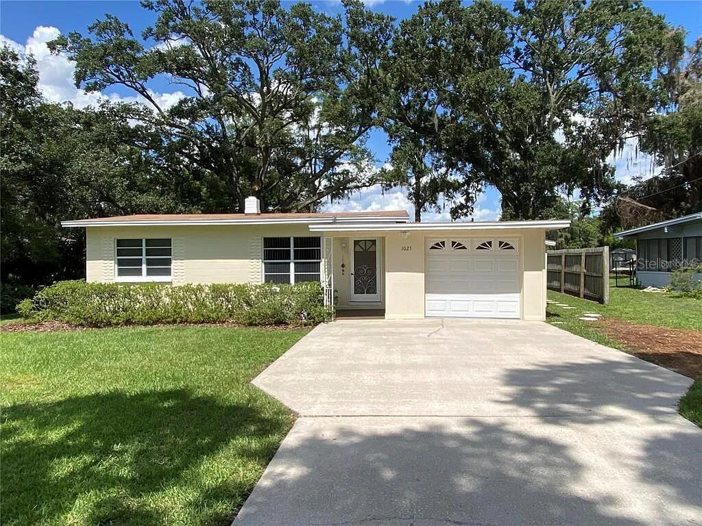 Single Family Residence in ORLANDO, FL - Daniel Dourado