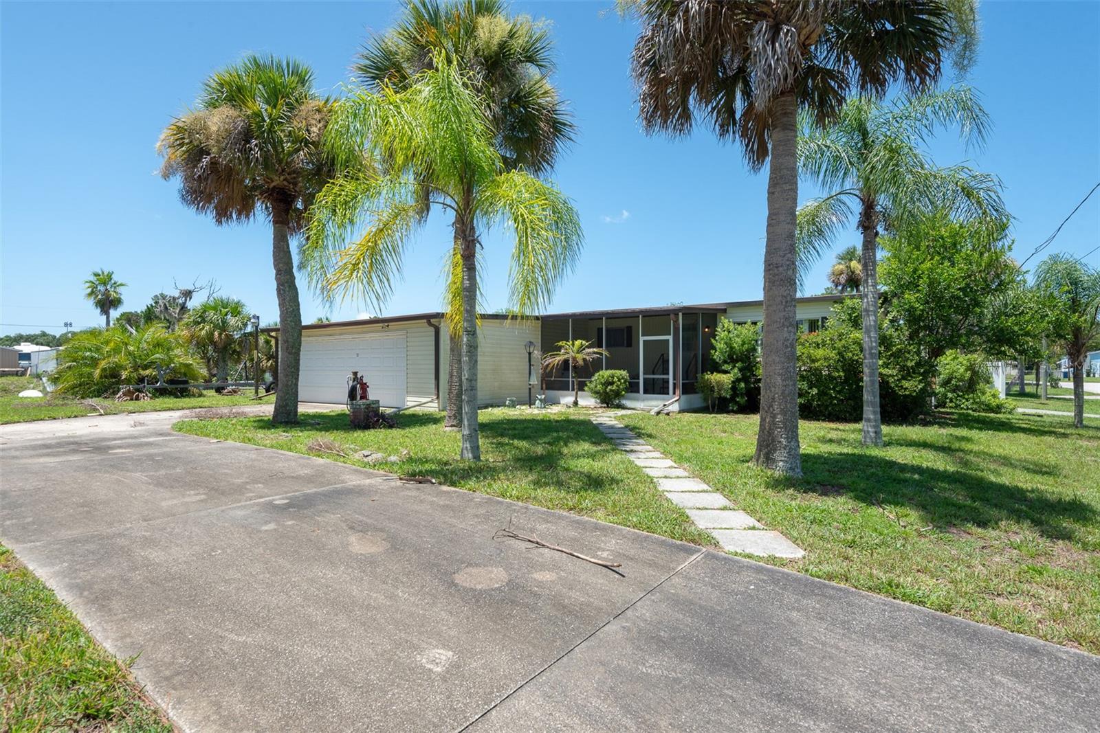 Single Family Residence in EDGEWATER, FL - Daniel Dourado