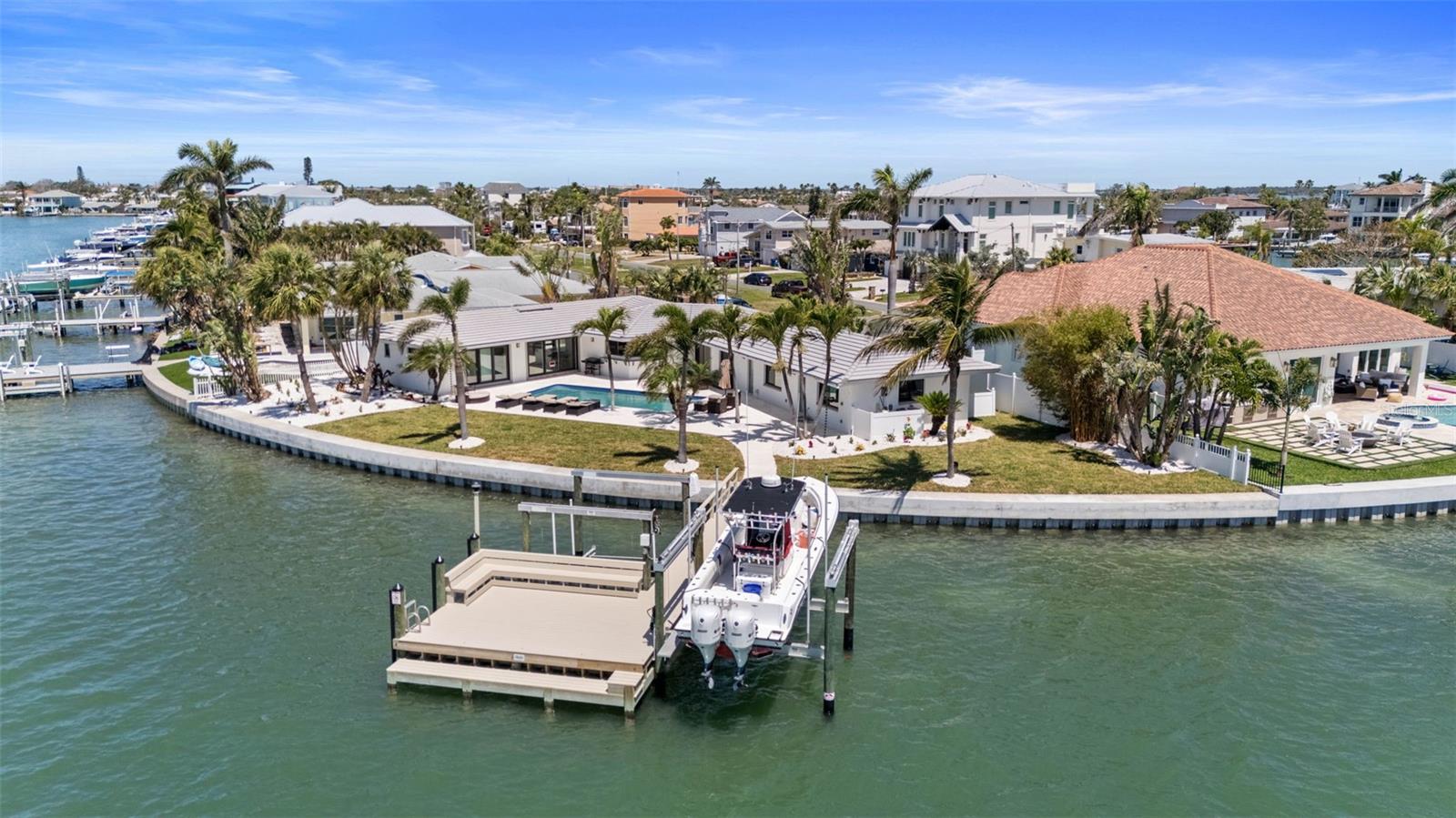 Single Family Residence em TREASURE ISLAND, FL - Daniel Dourado