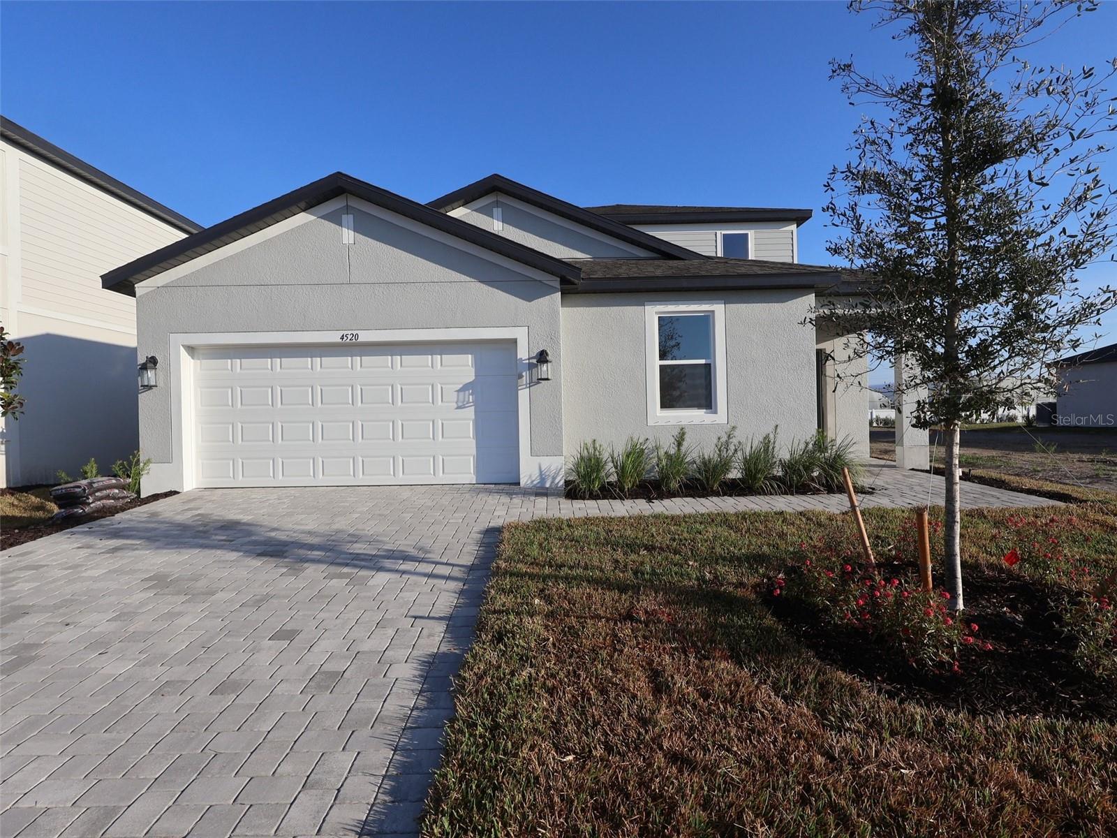 Single Family Residence in PALMETTO, FL - Daniel Dourado
