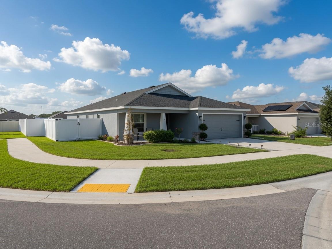 Single Family Residence in HAINES CITY, FL - Daniel Dourado