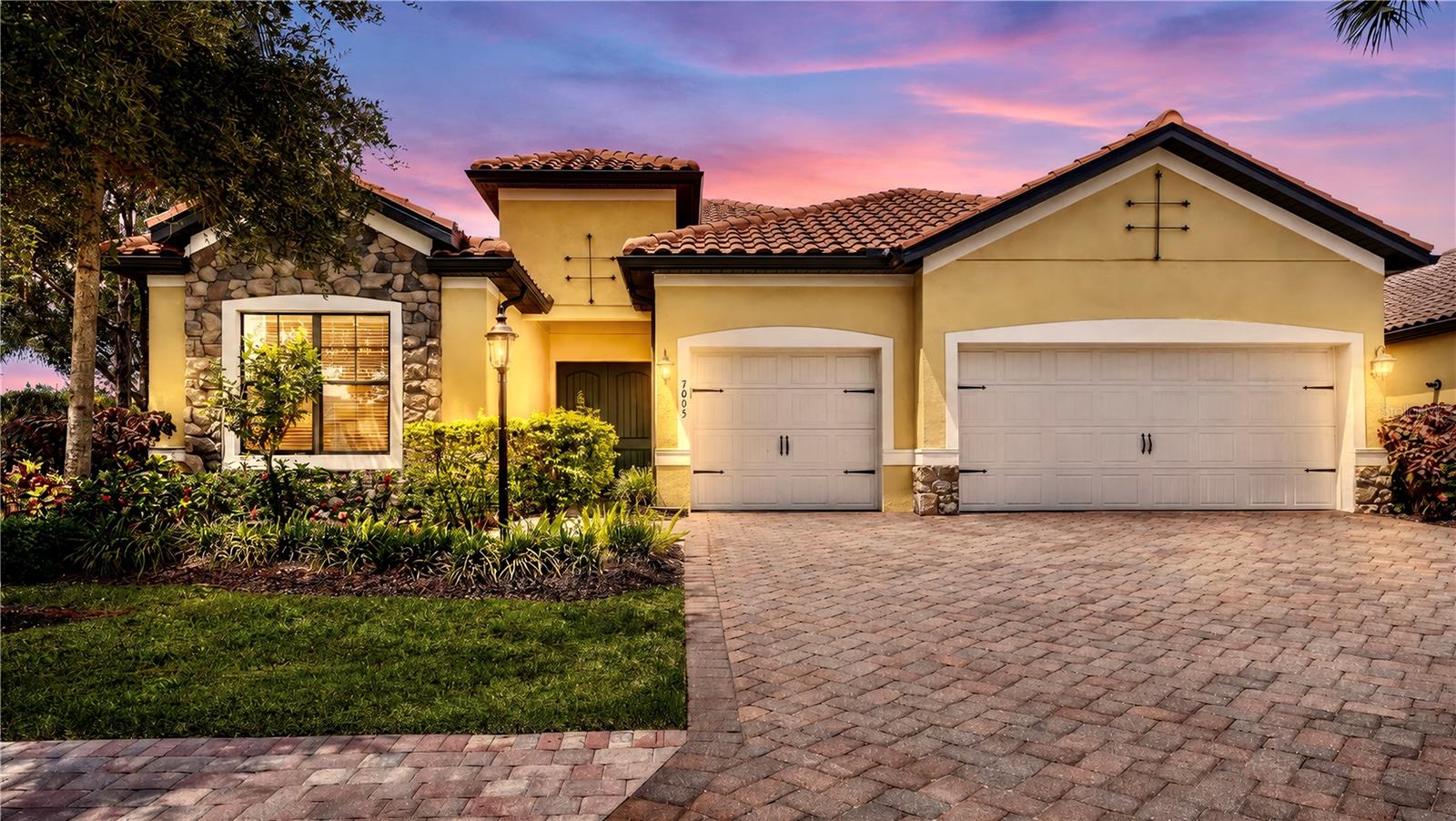 Single Family Residence in LAKEWOOD RANCH, FL - Daniel Dourado