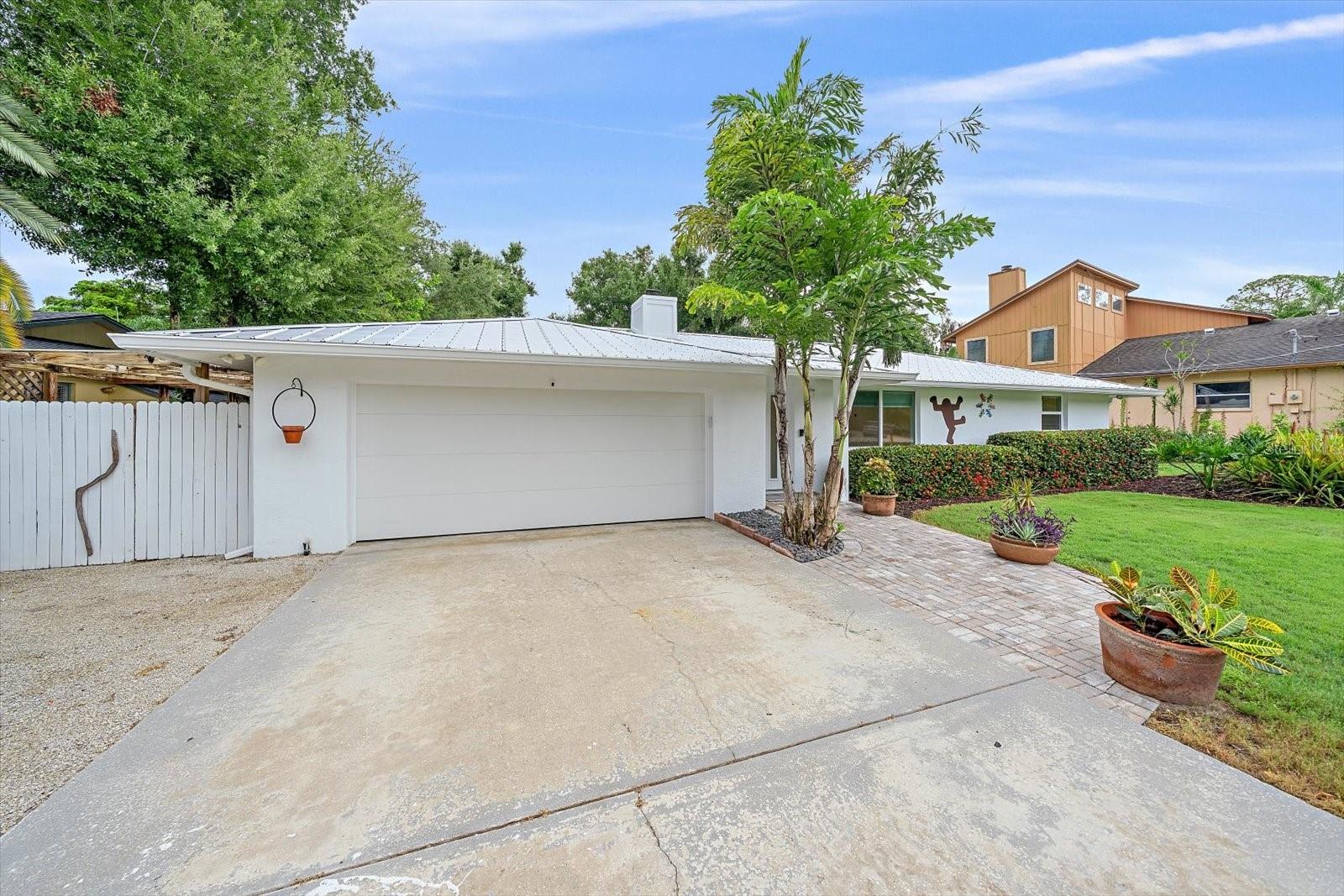 Single Family Residence in SARASOTA, FL - Daniel Dourado