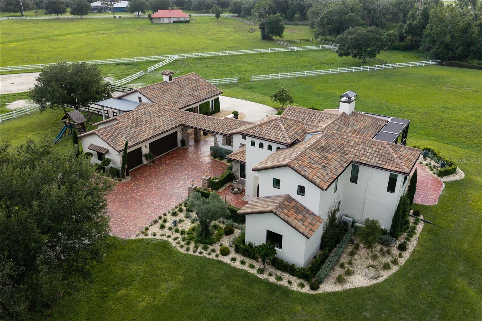 Single Family Residence in SARASOTA, FL - Daniel Dourado