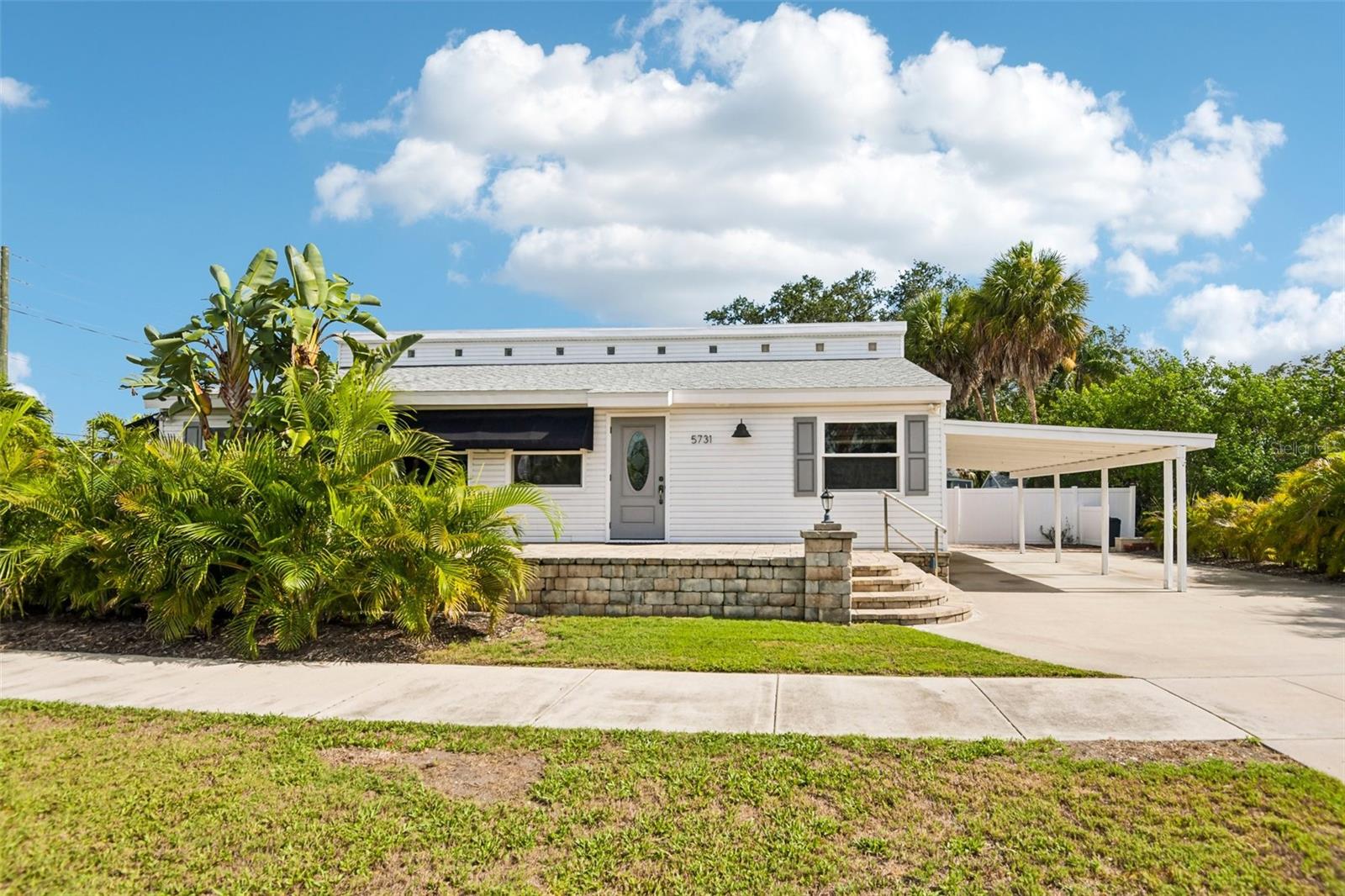 Single Family Residence in GULFPORT, FL - Daniel Dourado