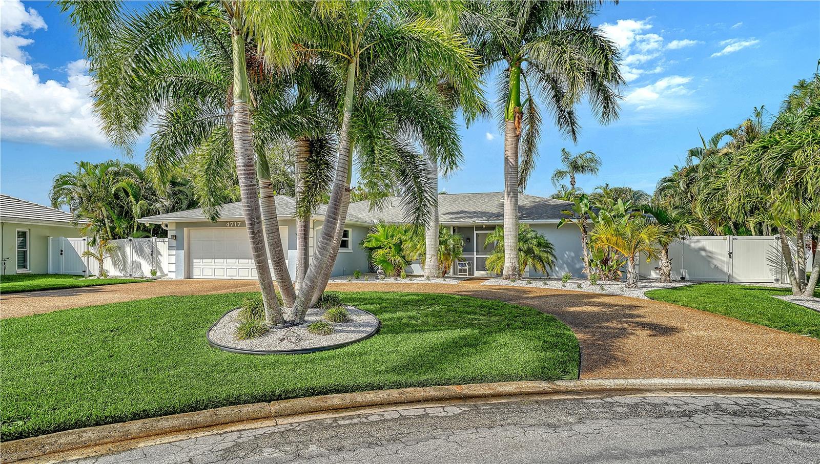 Single Family Residence in SARASOTA, FL - Daniel Dourado