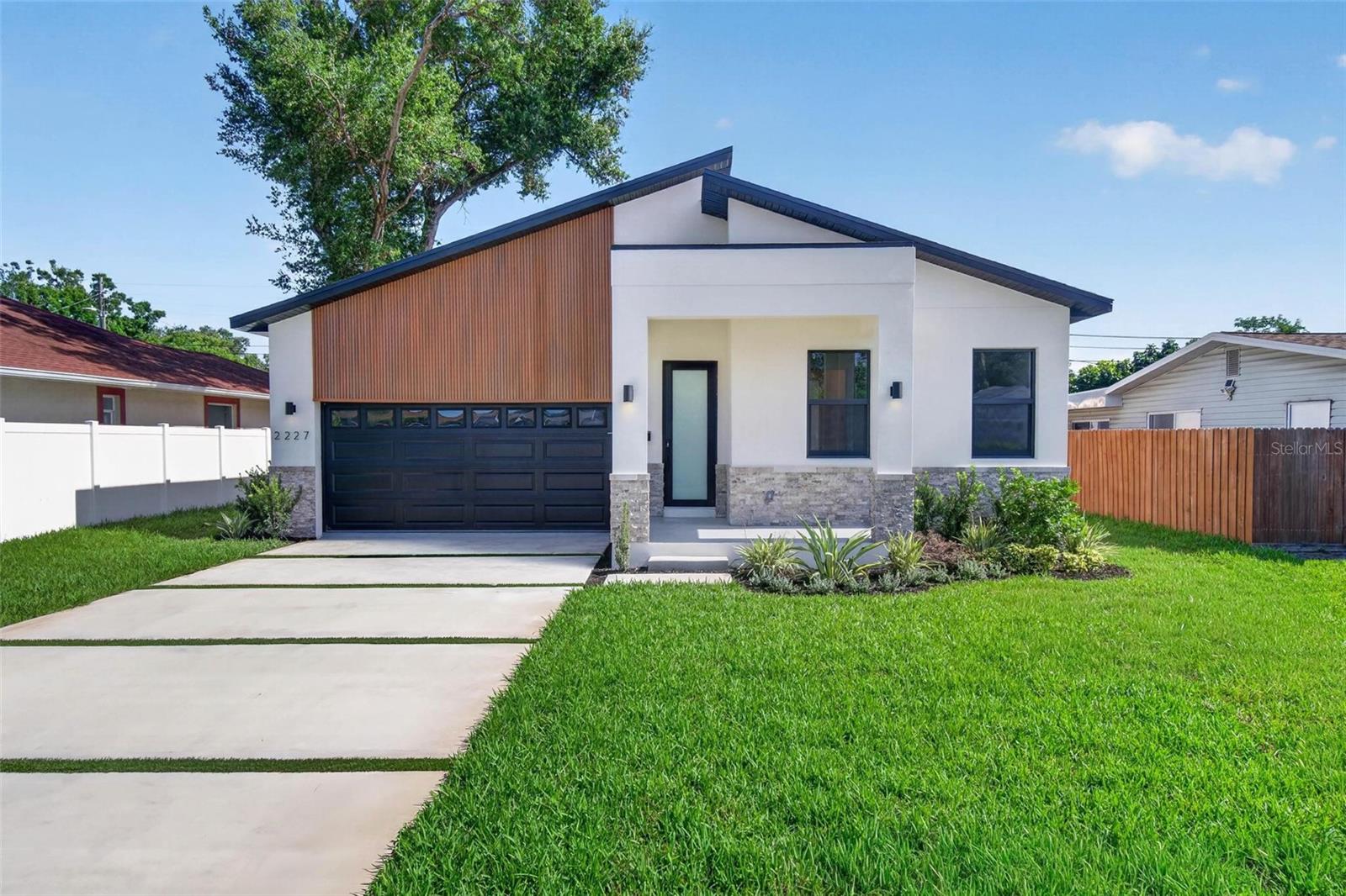 Single Family Residence in ST PETERSBURG, FL - Daniel Dourado