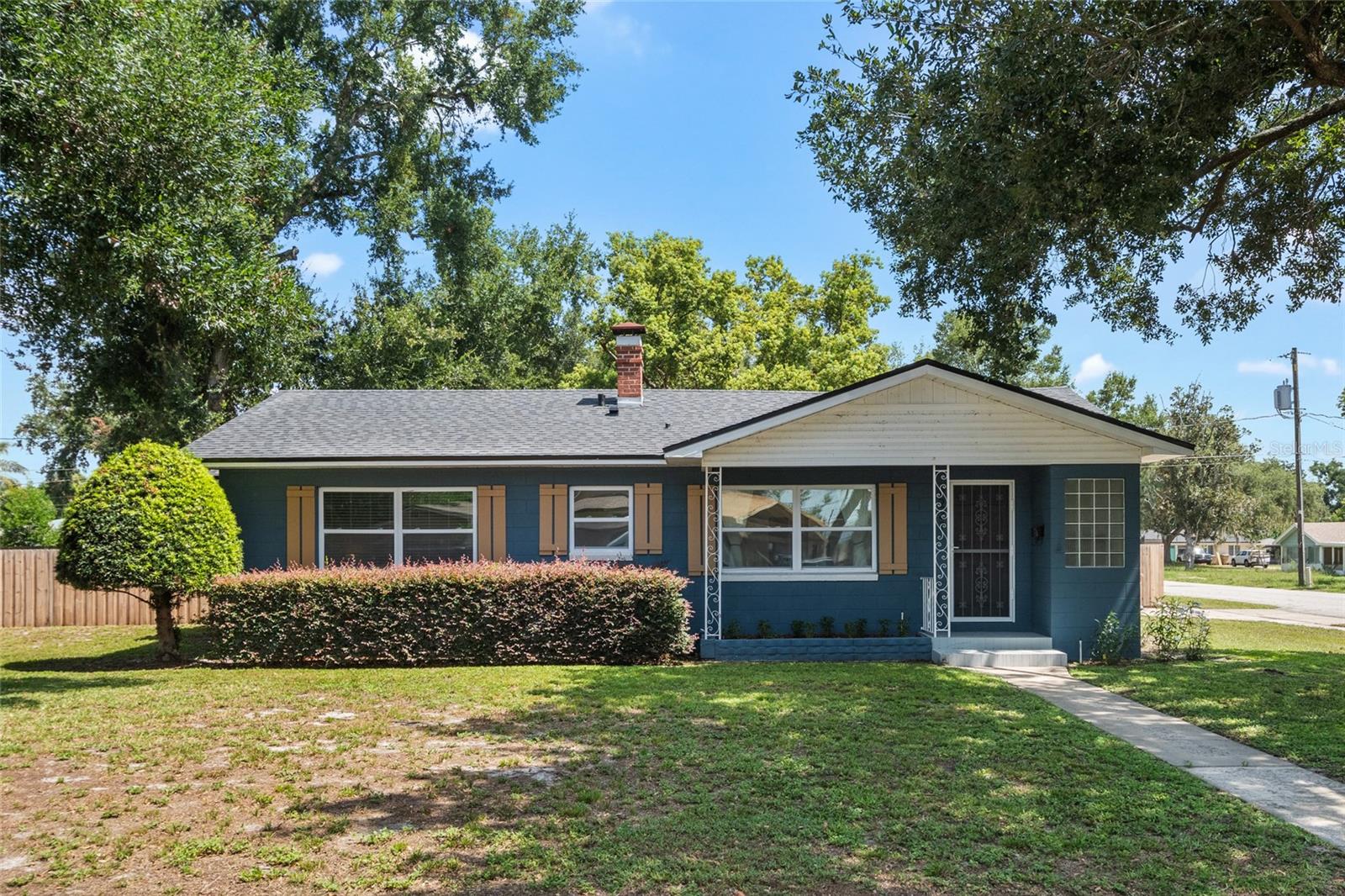 Single Family Residence in MOUNT DORA, FL - Daniel Dourado