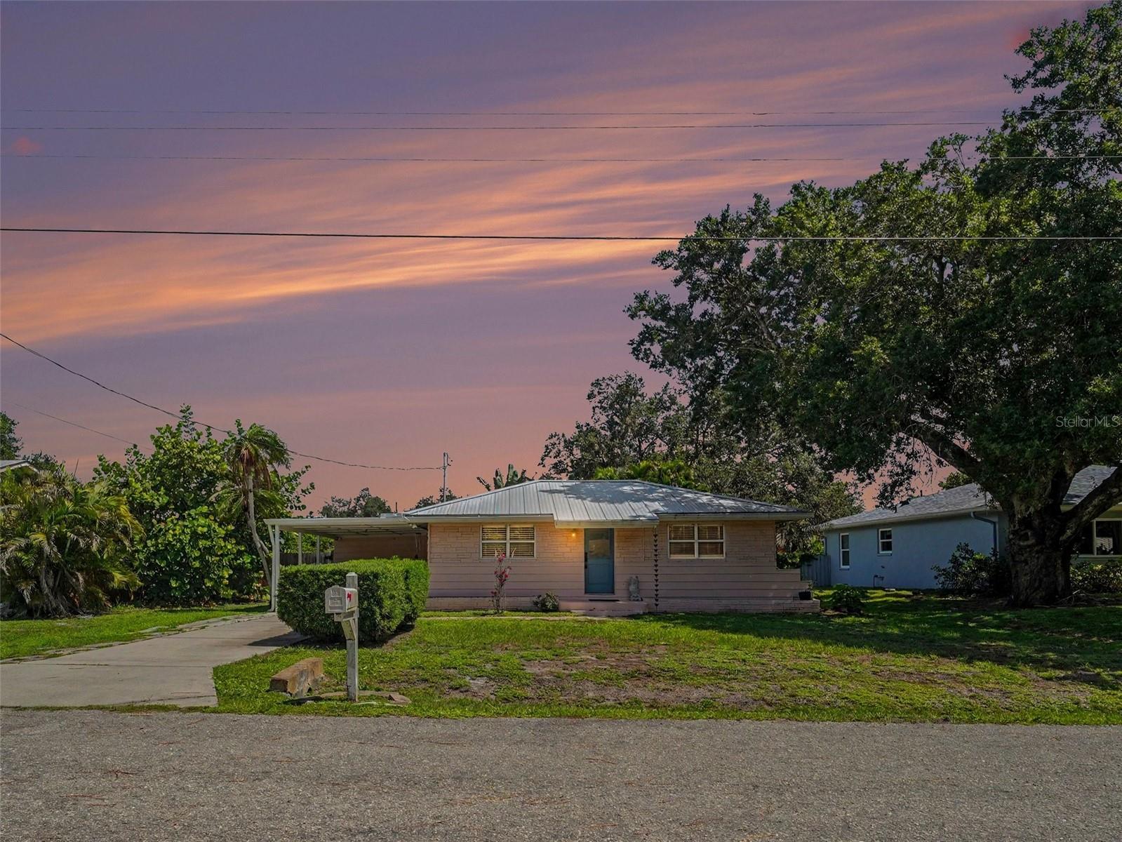 Single Family Residence in SARASOTA, FL - Daniel Dourado